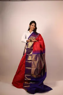 pure-zari-saree-in-red-and-navy-blue-with-vairaoosi-design-sw00000203-b