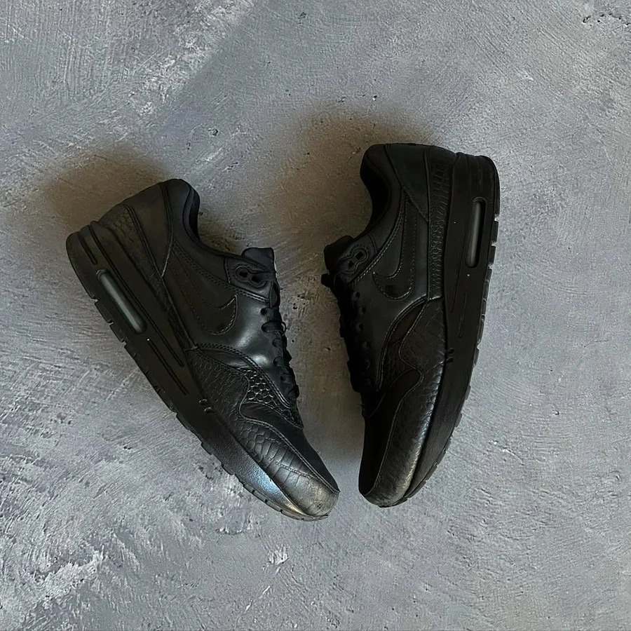 nike-air-safari-black-2018-trt670-a